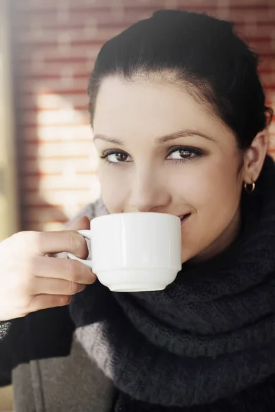 Kobieta Pije Kawę Kawiarni — Zdjęcie stockowe