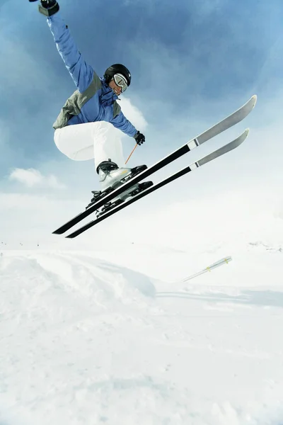 Skifahrer Bei Einem Sprung — Stockfoto