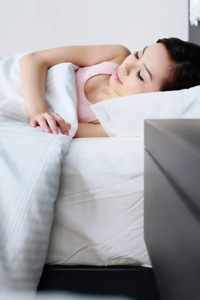 Frau Schläft Bett — Stockfoto