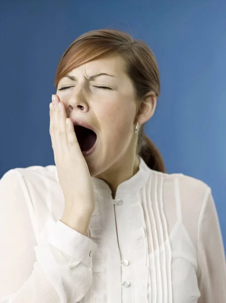 Slapende Vrouw Blauwe Achtergrond — Stockfoto