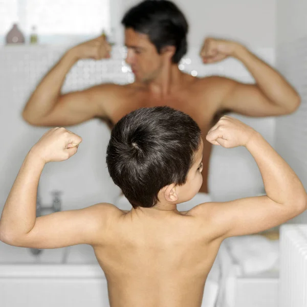 Vater Und Sohn Zeigen Ihre Muskulösen Arme — Stockfoto
