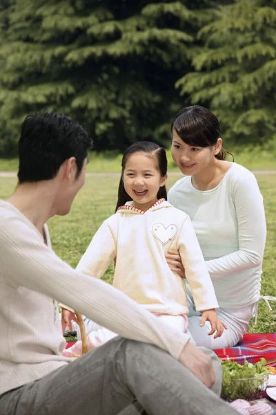 Dívka Rodiče Mají Piknik Parku — Stock fotografie