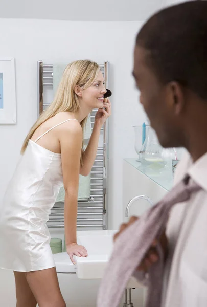 Hombre Ajustando Corbata Mujer Aplicando Colorete Fondo — Foto de Stock