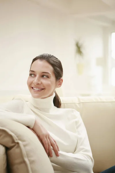 Donna Sorridente Seduta Sul Divano — Foto Stock