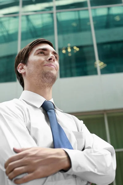 Zakenman Vouwt Zijn Armen Terwijl Hij Wegkijkt — Stockfoto