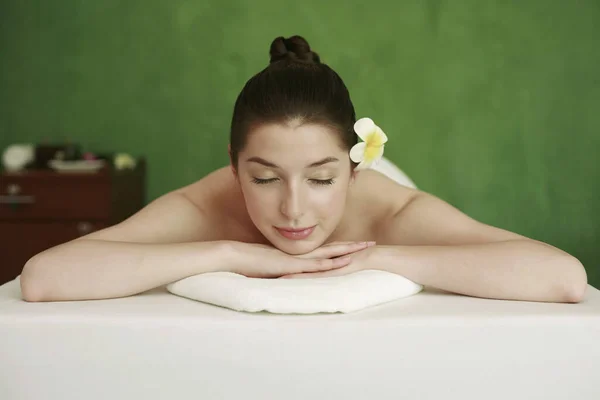 Vrouw Liggend Naar Voren Massage Tafel Met Haar Ogen Dicht — Stockfoto