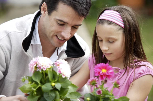 Άνδρας Και Κορίτσι Φυτεύουν Λουλούδια — Φωτογραφία Αρχείου