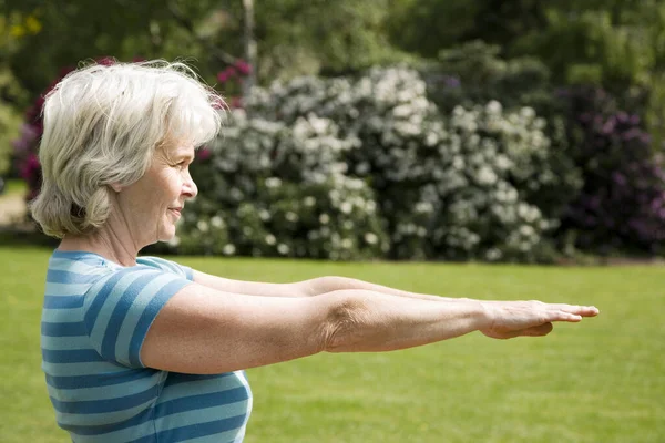 Yaşlı Kadın Parkta Yoga Yapıyor — Stok fotoğraf