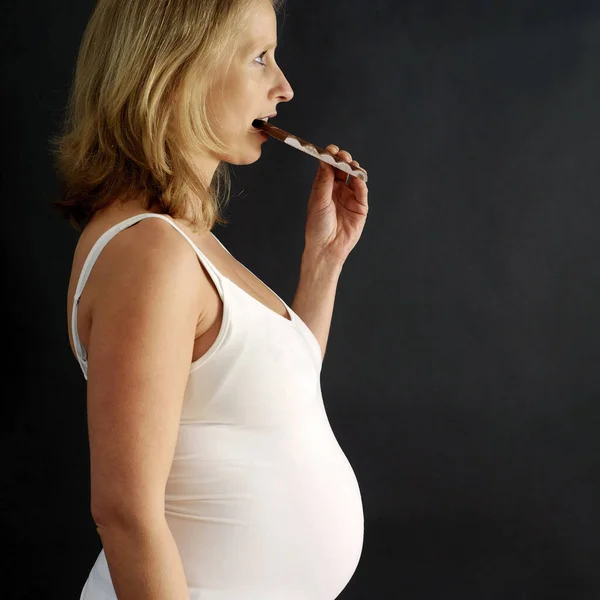 Mujer Embarazada Comiendo Barra Chocolate —  Fotos de Stock