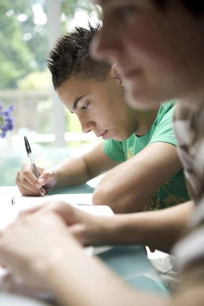 Boy Writing Another Boy Using Laptop — Foto de Stock