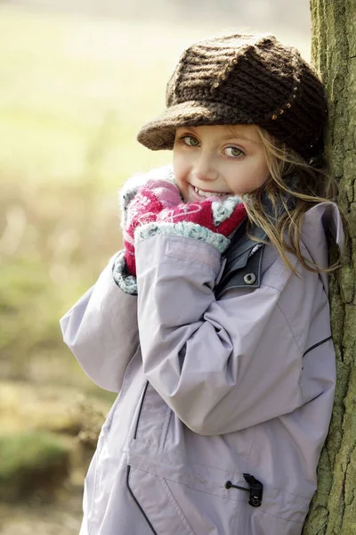 Porträt Eines Mädchens Das Sich Einen Baum Lehnt — Stockfoto