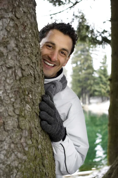 Homem Escondido Atrás Uma Árvore — Fotografia de Stock