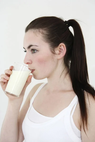 Vrouw Die Een Glas Melk Drinkt — Stockfoto