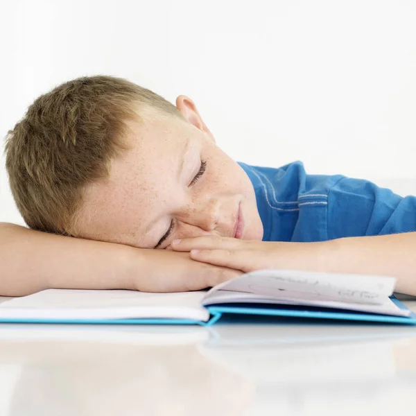 Pojken Sover Med Huvudet Vilande Boken — Stockfoto