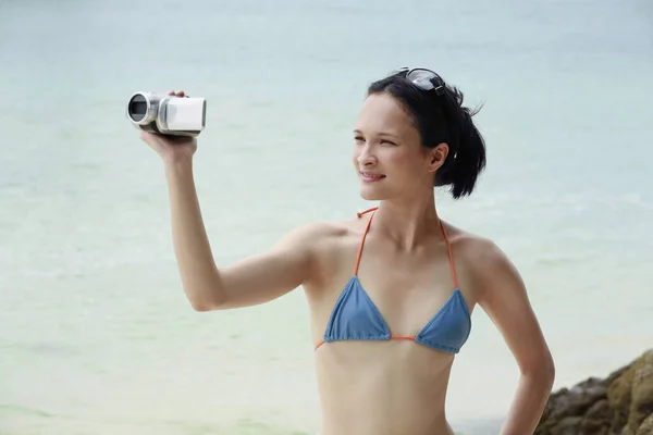 Frau Bikini Mit Videokamera — Stockfoto