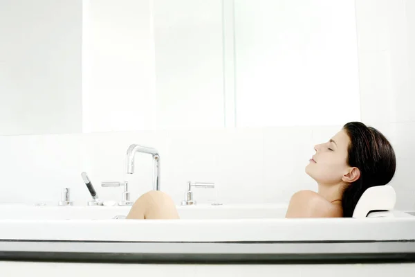 Frau Entspannt Sich Der Badewanne — Stockfoto