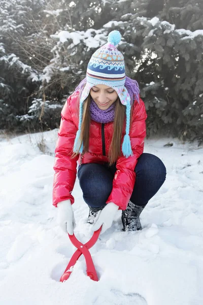 用勺子做雪球的女人 — 图库照片