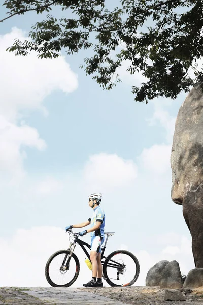 Ciclista Masculino Con Bicicleta — Foto de Stock