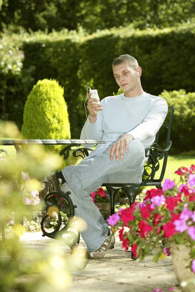 Tiener Jongen Luisteren Naar Muziek Een Draagbare Mp3 Speler — Stockfoto