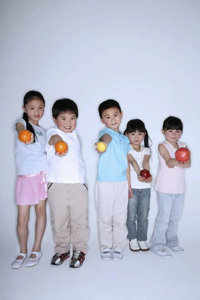 Děti Držící Ovoce Každé Ruce — Stock fotografie