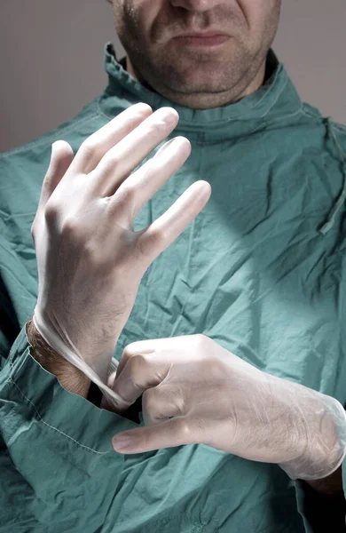 外科用手袋を着用した医師 — ストック写真