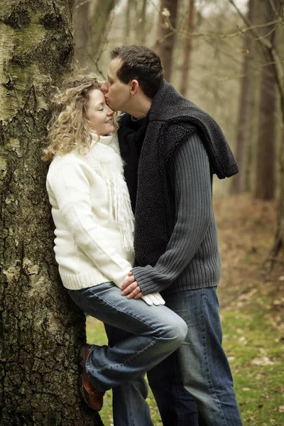 Jovem Casal Feliz Floresta — Fotografia de Stock