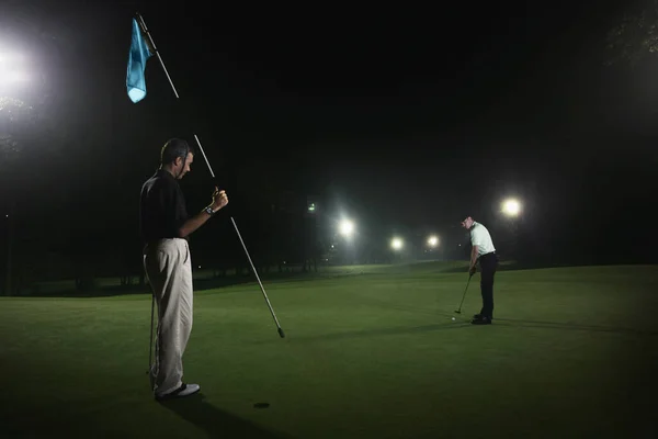 Geceleri Golf Oynayan Iki Adam — Stok fotoğraf