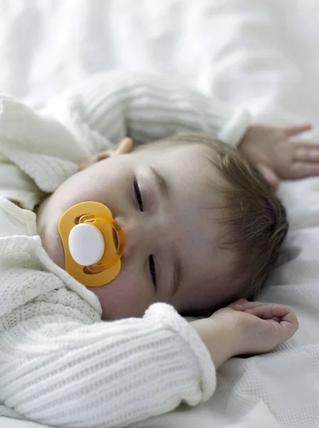 Bebê Menina Chupando Chupeta Enquanto Dorme — Fotografia de Stock