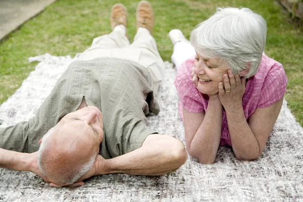 Senior Man Och Kvinna Chattar Medan Kopplar Parken — Stockfoto