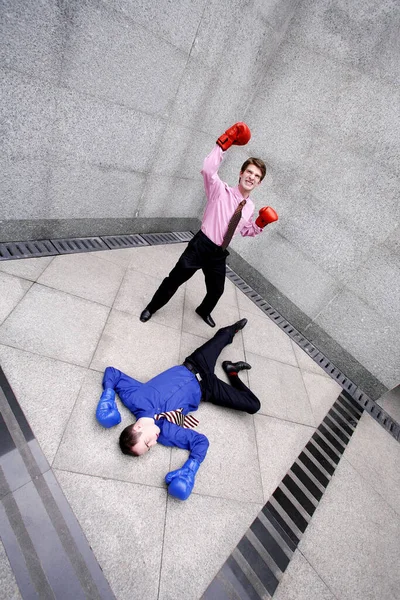 Empresário Com Luvas Boxe Comemorando Depois Derrotar Seu Adversário — Fotografia de Stock