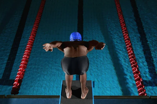 Homem Preparando Para Saltar Para Piscina — Fotografia de Stock