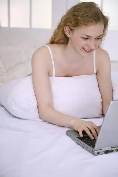 Mulher Deitada Para Frente Cama Usando Laptop — Fotografia de Stock