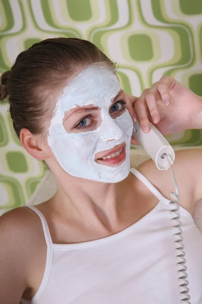 Mujer Con Máscara Facial Hablando Por Teléfono — Foto de Stock