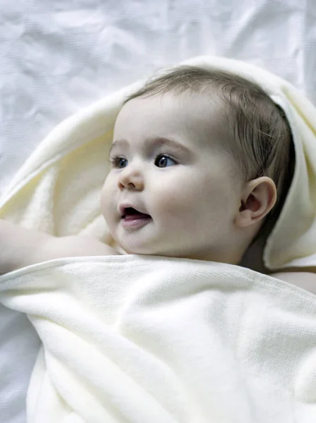 Bebê Menina Envolto Uma Toalha — Fotografia de Stock