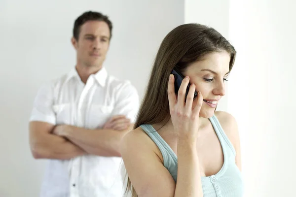 Adam Kız Arkadaşını Telefonda Konuşurken Izliyor — Stok fotoğraf