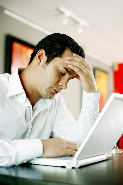 Mann Hat Kopfschmerzen Bei Der Arbeit Mit Laptop — Stockfoto