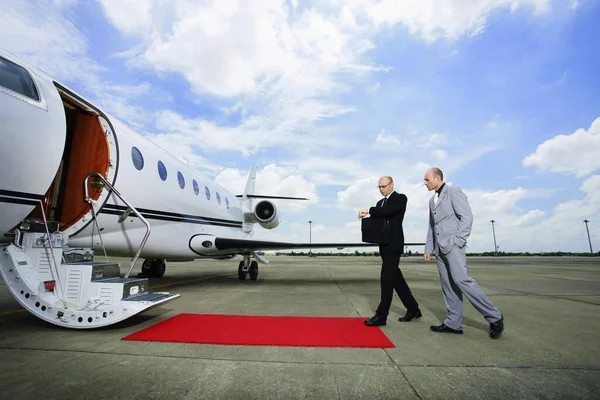 Geschäftsleute Auf Dem Weg Zum Privatjet — Stockfoto