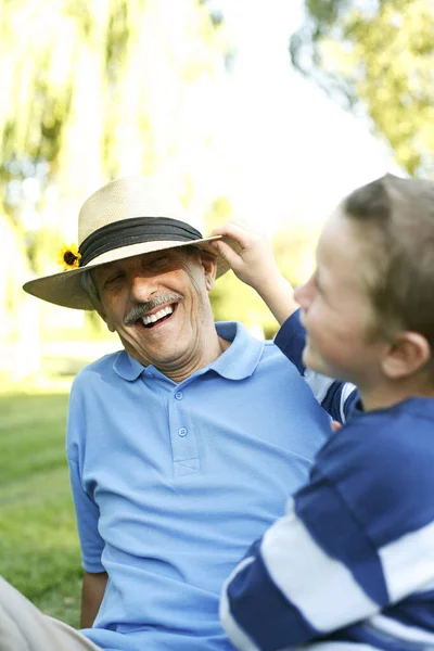 Abuelo Nieto Divirtiéndose Parque — Foto de Stock