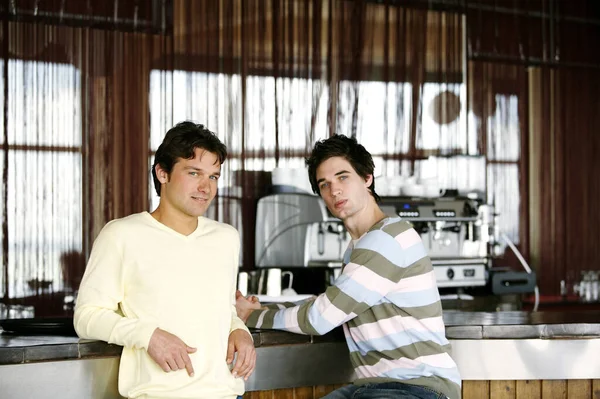 Δύο Άνδρες Ένα Beach Bar — Φωτογραφία Αρχείου