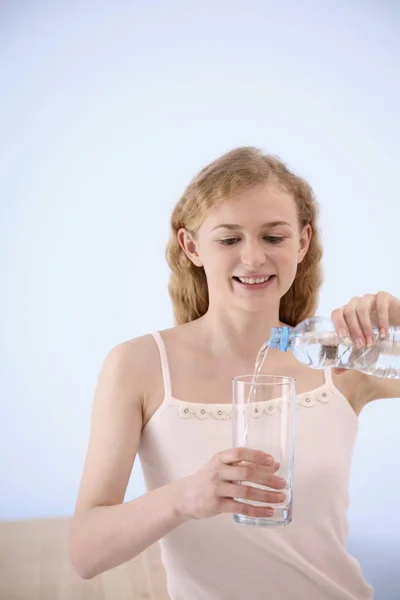 Жінка Наливає Воду Склянку — стокове фото
