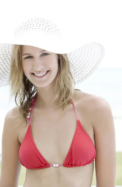 Kobieta Bikini Kapelusz Uśmiechnięta Kamery — Zdjęcie stockowe