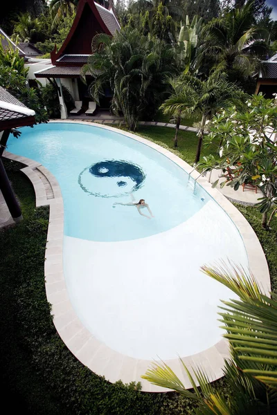 プールで泳いでいる女性の空中ビュー — ストック写真