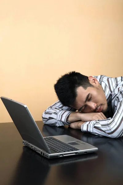 Empresário Dormindo Com Cabeça Mesa Laptop Seu Lado — Fotografia de Stock