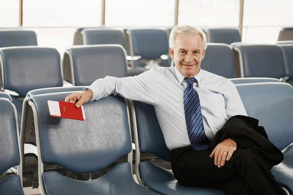 Zakenman Zittend Luchthavenlounge Met Zijn Paspoort — Stockfoto
