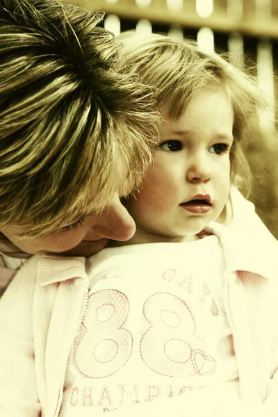 Een Vrouw Die Aan Haar Dochter Ruikt — Stockfoto