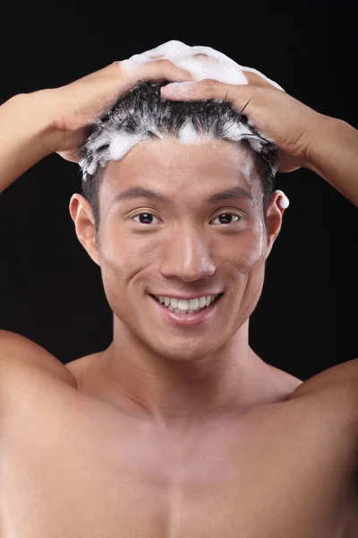 Šťastný Muž Mytí Vlasů — Stock fotografie