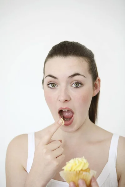 Retrato Mujer Comiendo Cupcake —  Fotos de Stock