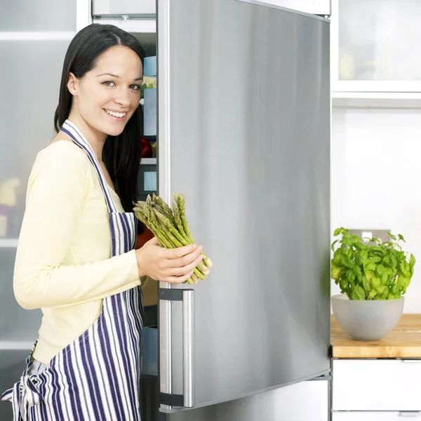 Mujer Sacando Espárragos Del Refrigerador —  Fotos de Stock