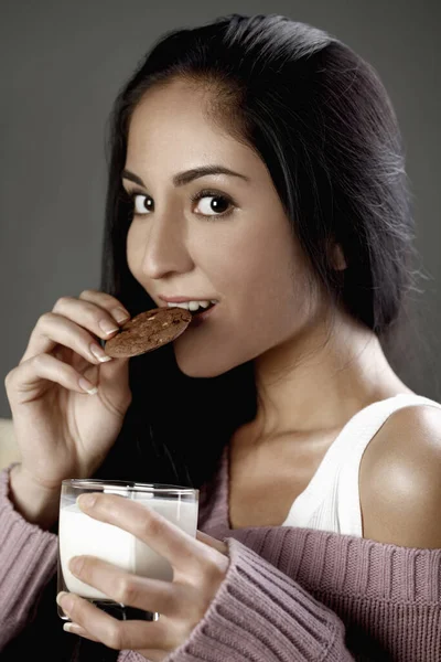 Mujer Mordiendo Una Galleta Sosteniendo Vaso Leche — Foto de Stock