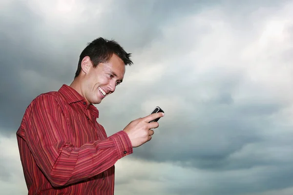 Mann Mit Handy Gegen Himmel — Stockfoto